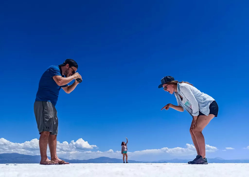 photo perspective salians grandes 2 personnes grandes qui regardent une plus petite