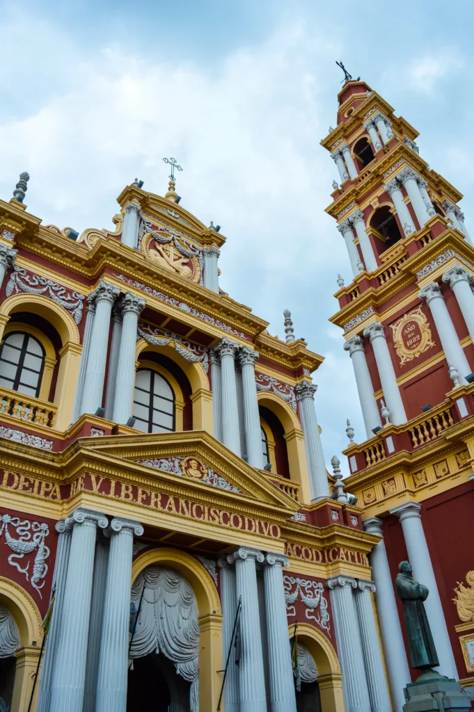 église de salta jaune et rouge