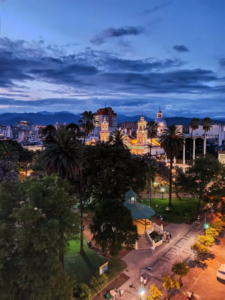 vue sur la place principale de salta