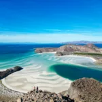 Vue aérienne d'un paysage côtier de Basse Californie avec une eau turquoise, des plages de sable et des collines rocheuses