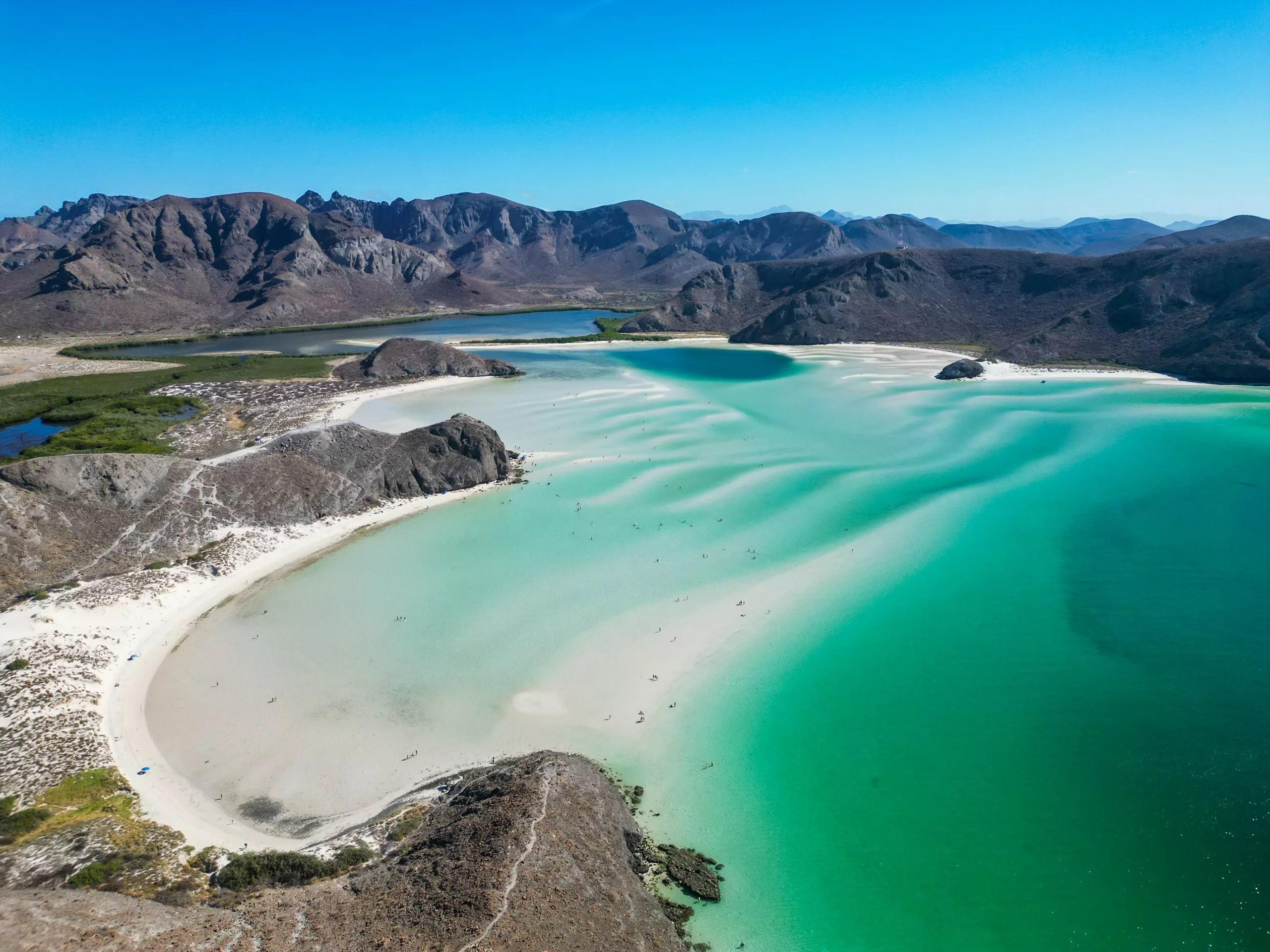 Vue drone de la plage Balandra aux eaux bleues et montagnes près de La Paz Mexique