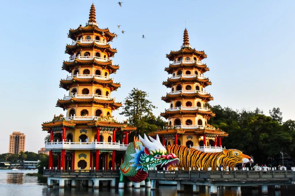 Deux pagodes jumelles se dressent au bord d'un lac, avec des sculptures de dragons et de tigres à leur entrée - une visite incontournable à visiter à Taïwan. 
