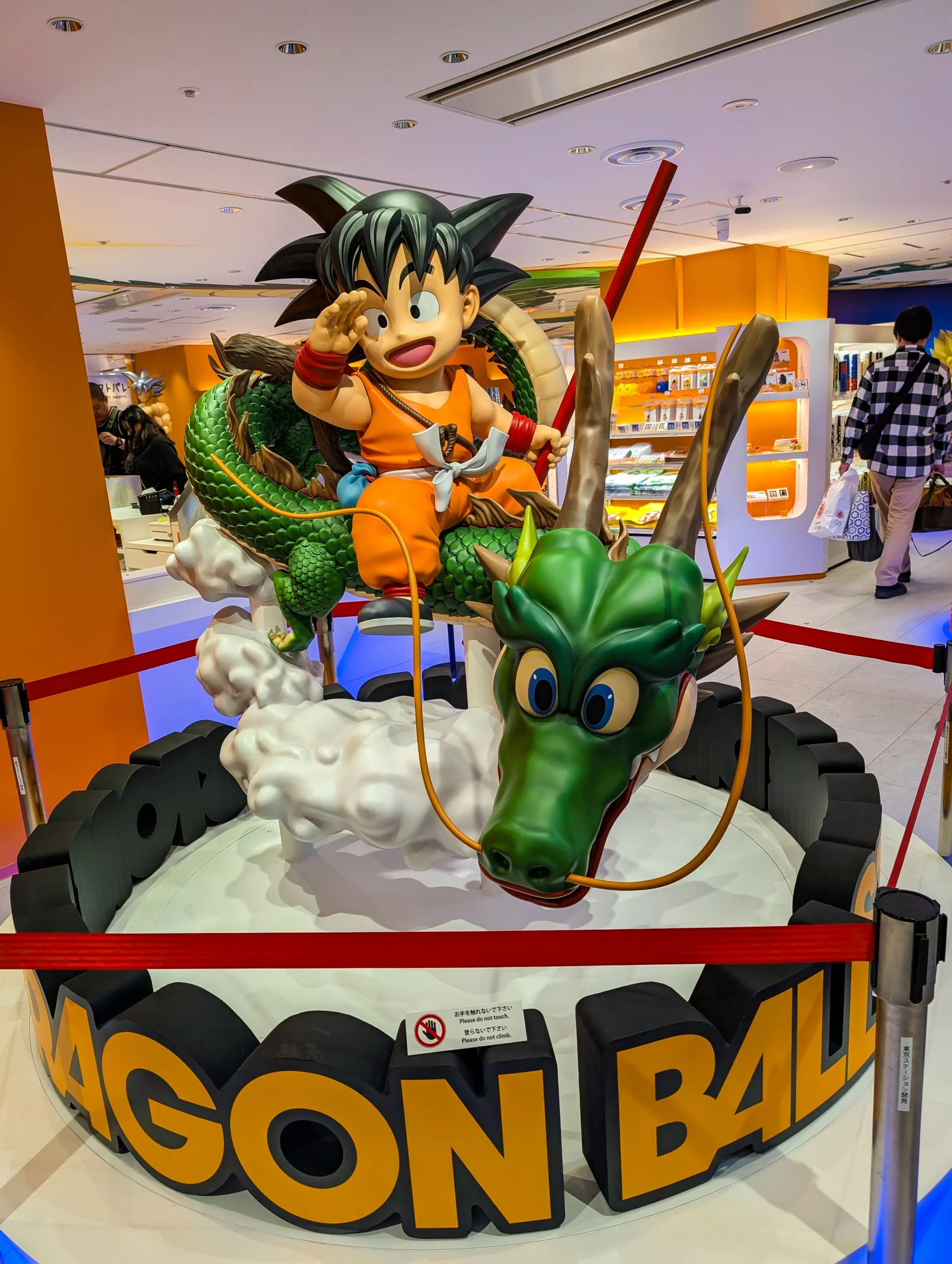 Une statue d'un personnage de dessin animé sur une boule de dragon
