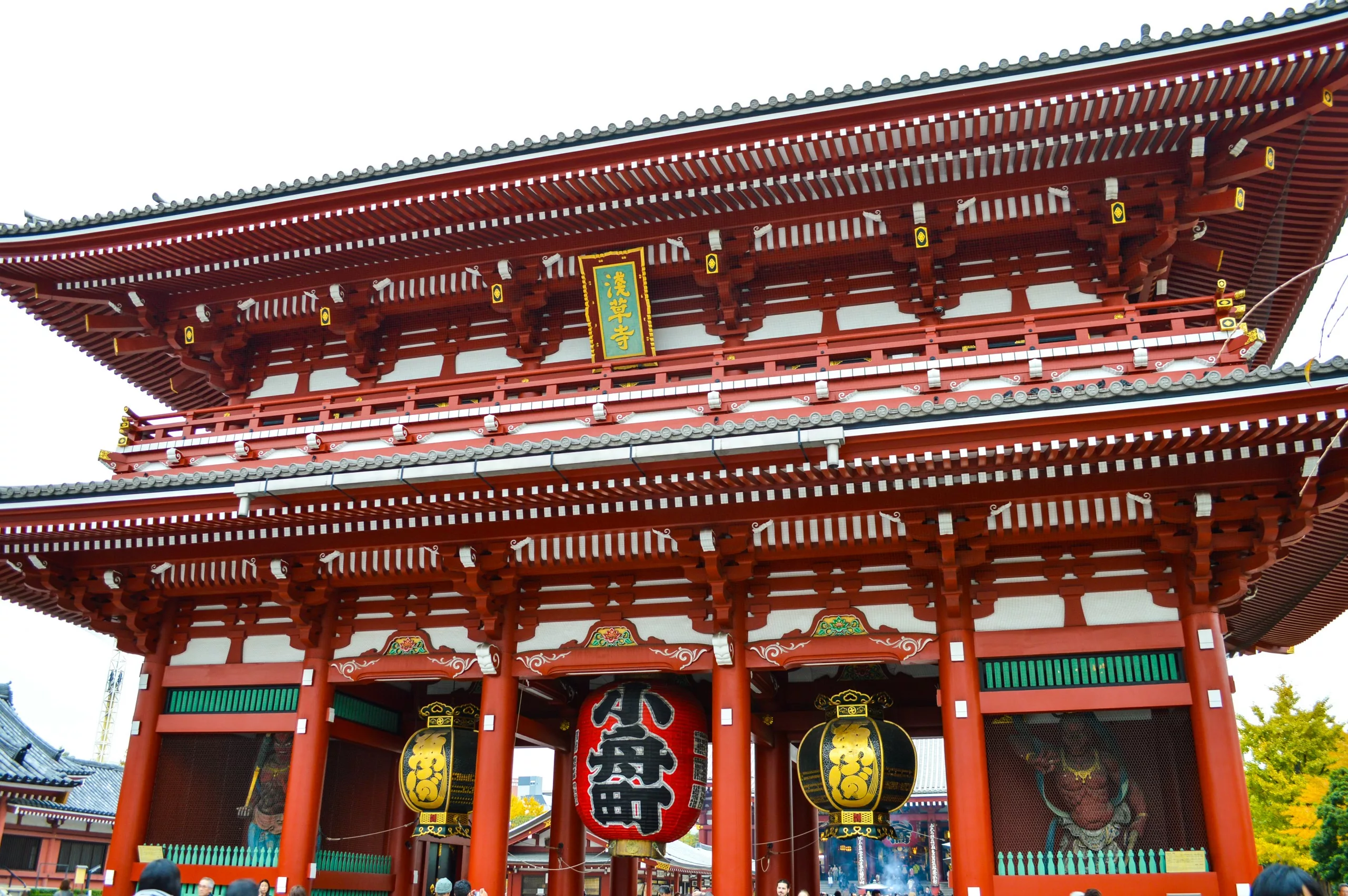 Un bâtiment rouge et blanc avec des lanternes, parfait pour ceux qui explorent que faire à Tokyo.