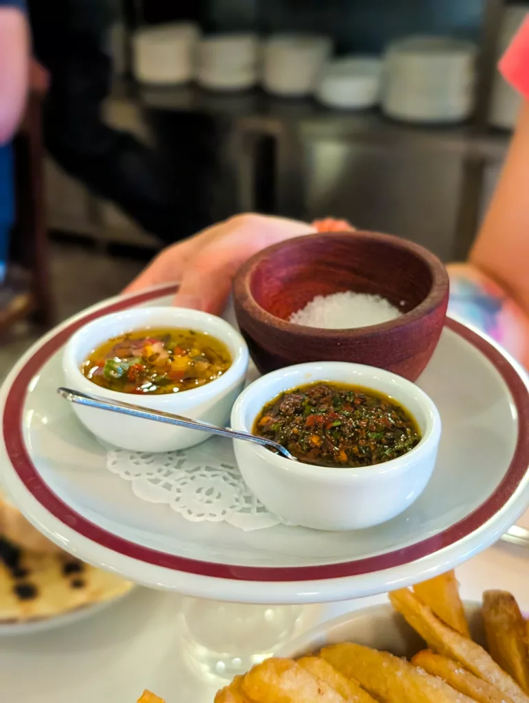 Coupelles avec diverses sauces et sel