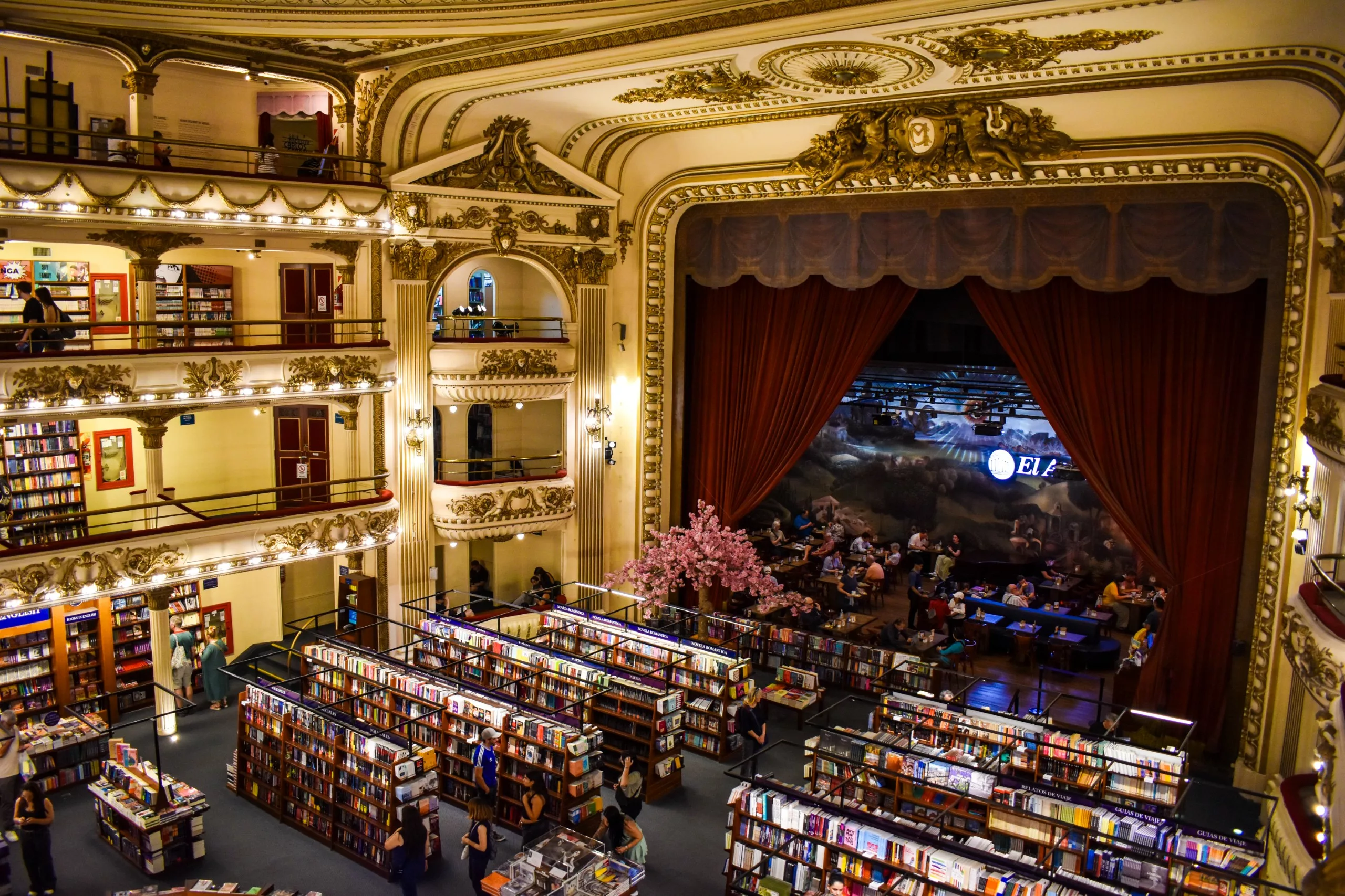 Un grand théâtre orné reconverti en librairie à visiter à Buenos Aires, invitant les visiteurs à feuilleter des livres sur les balcons ou à se détendre dans le café sous des rideaux rouges et des détails architecturaux étonnants.