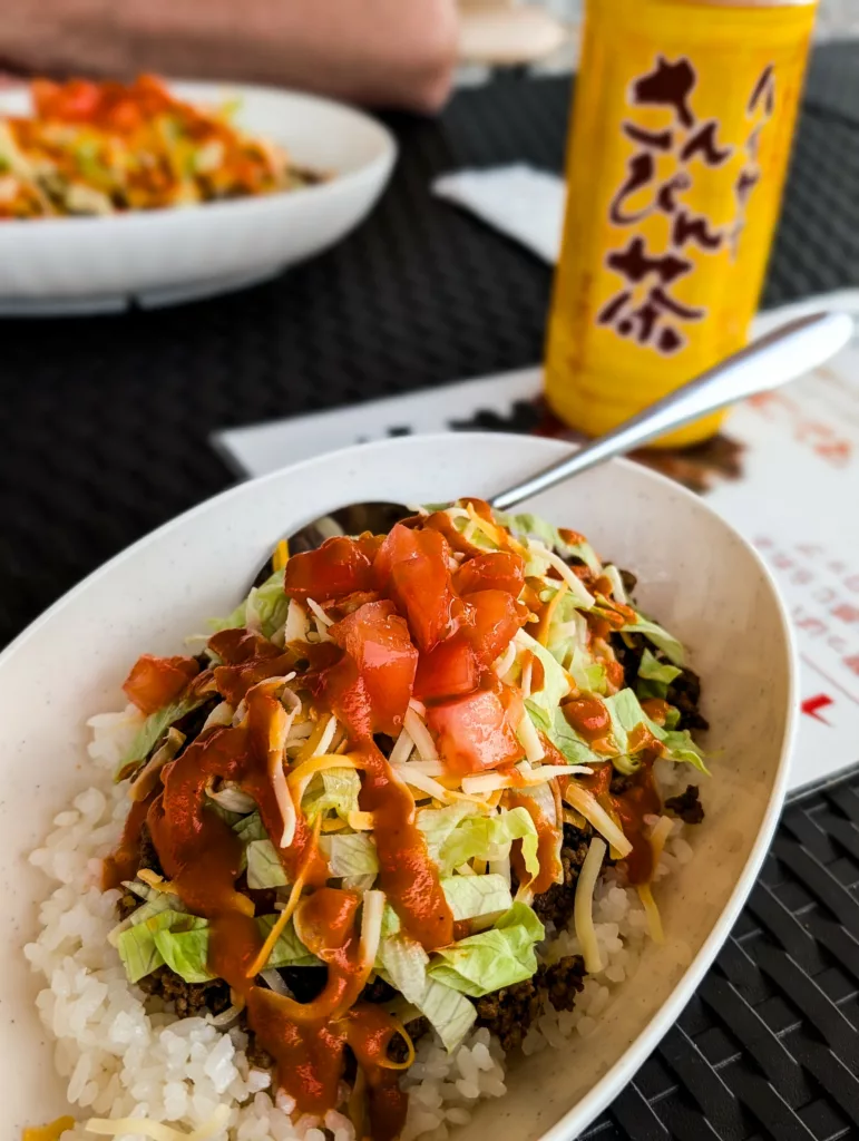 Une assiette de taco rice, spécialité d'Ishigaki et Okinawa : mélange de tomates, viande hachée et fromage sur du riz.