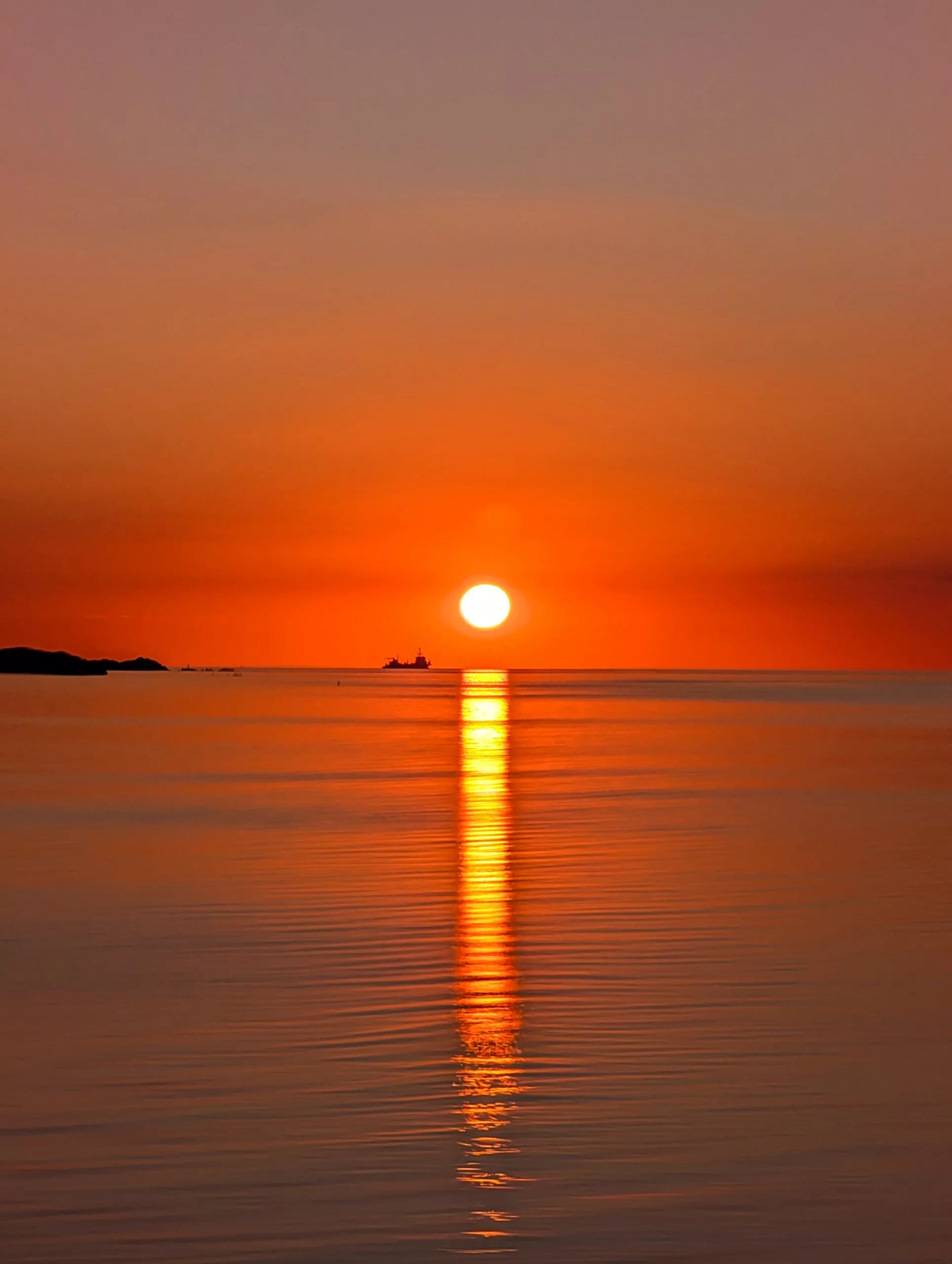 Coucher de soleil orange sur l'océan.