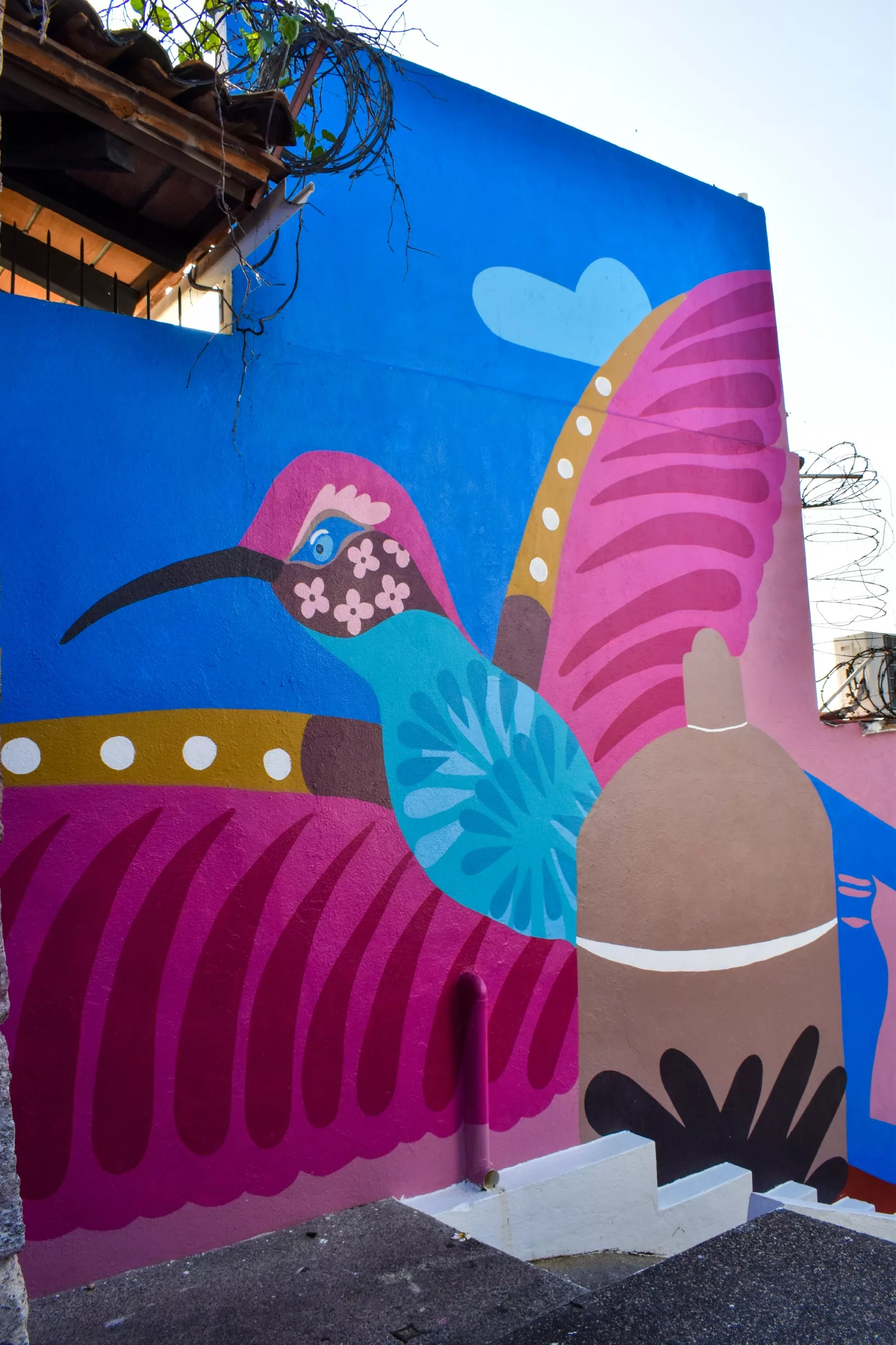 Une fresque murale très colorée d'un colibri
