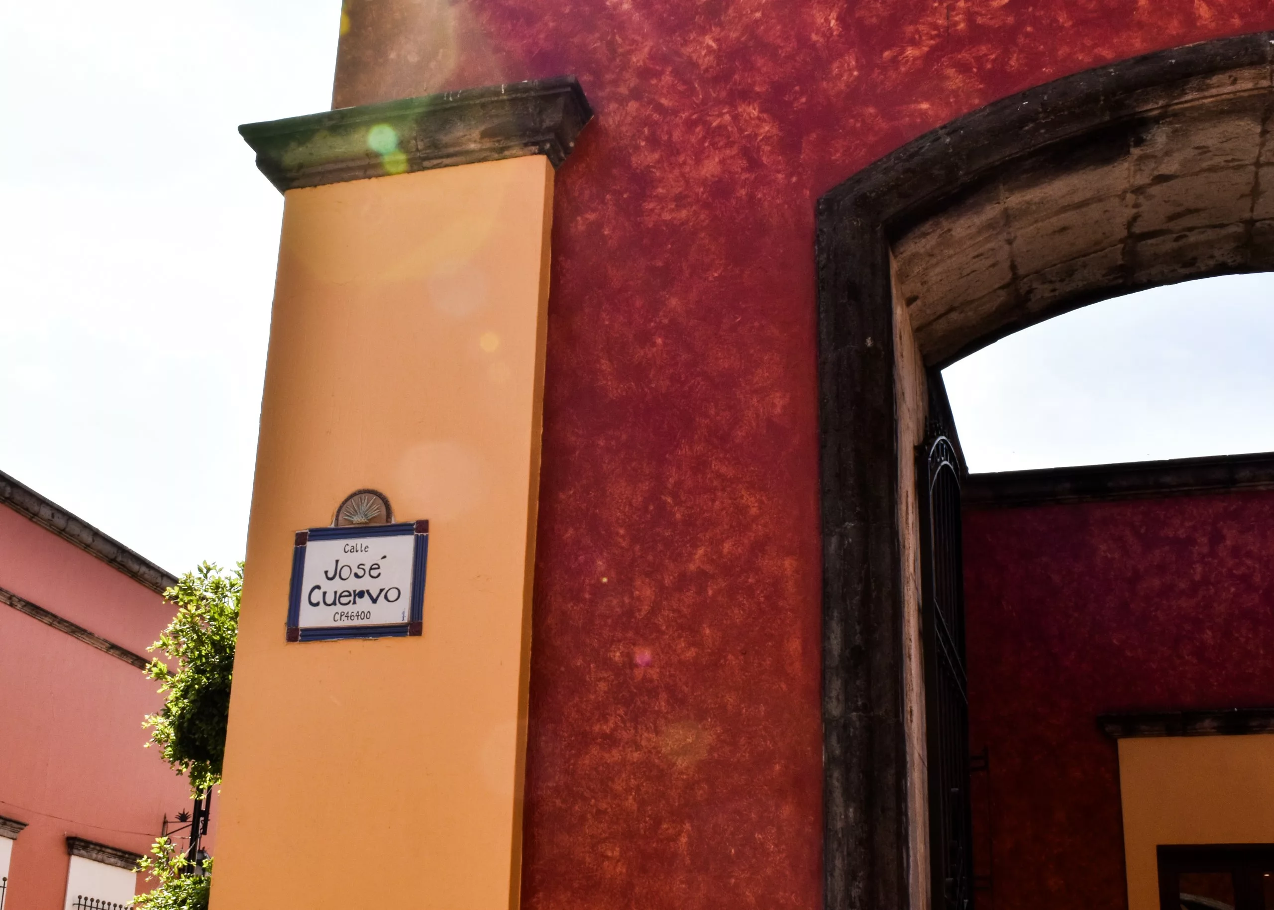 Une rue "Jose Cuervo" sur les murs d'un bâtiment coloré à Tequila au Mexique