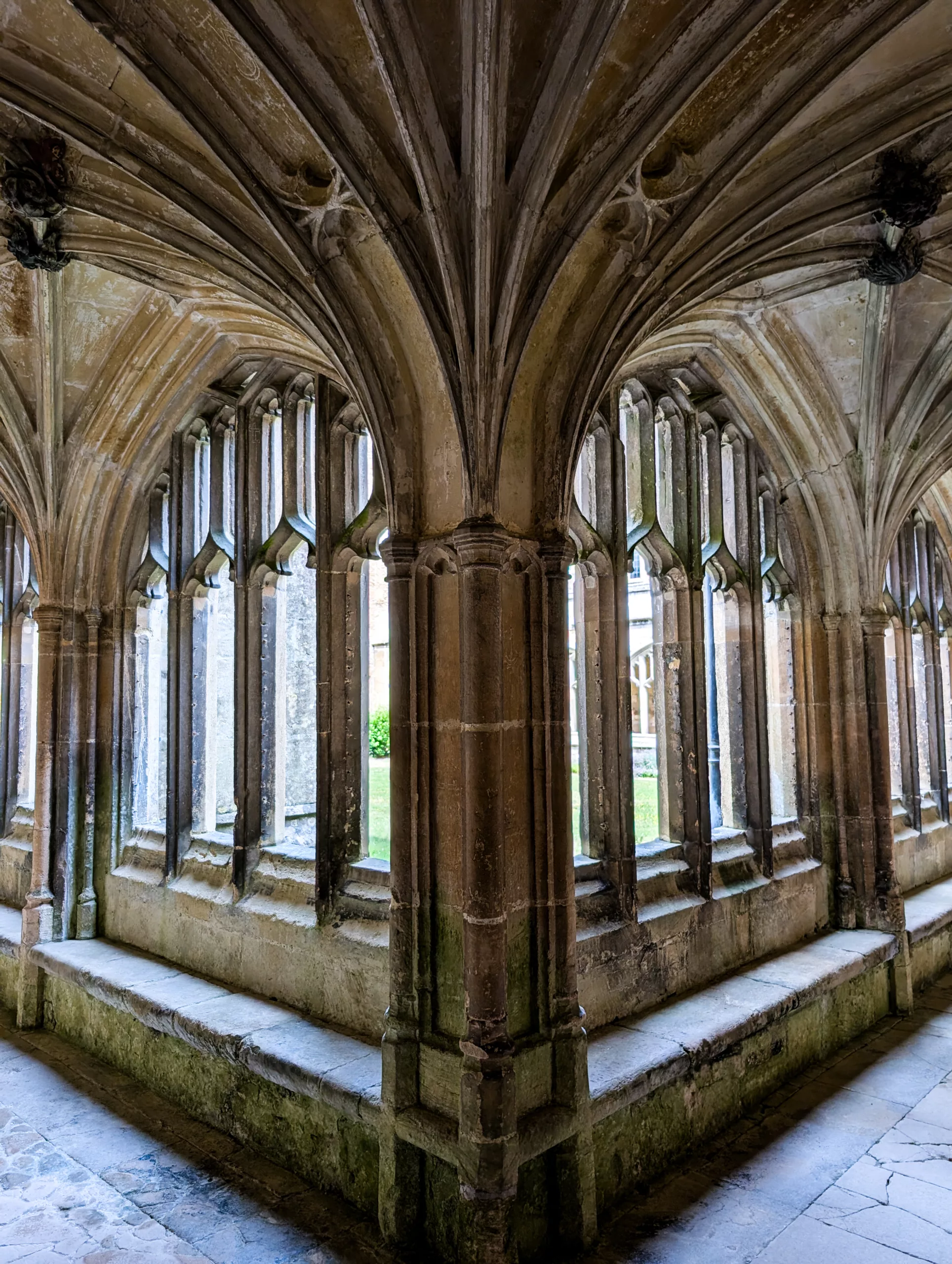 Des cloîtres en pierre aux fenêtres cintrées et aux plafonds voûtés à nervures qui rappellent les couloirs de Harry Potter.