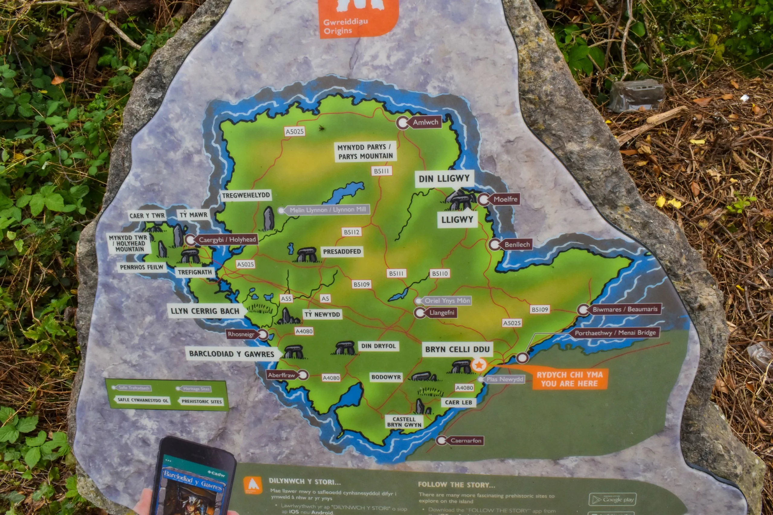 Une carte géologique d'Anglesey, indiquant les sites préhistoriques et les axes routiers principaux à l'intention des visiteurs du Pays de Galles.