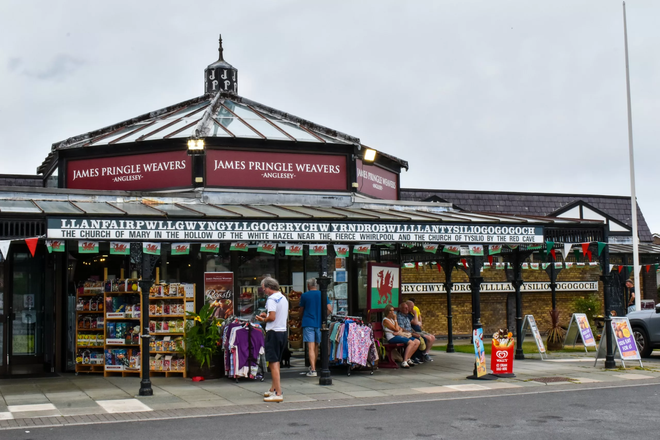 La boutique « James Pringle Weavers » à Anglesey, où figurent son nom ainsi que la traduction anglaise du long nom du village gallois « Llanfairpwllgwyngyllgogerychwyrndrobwllllantysiliogogogoch »