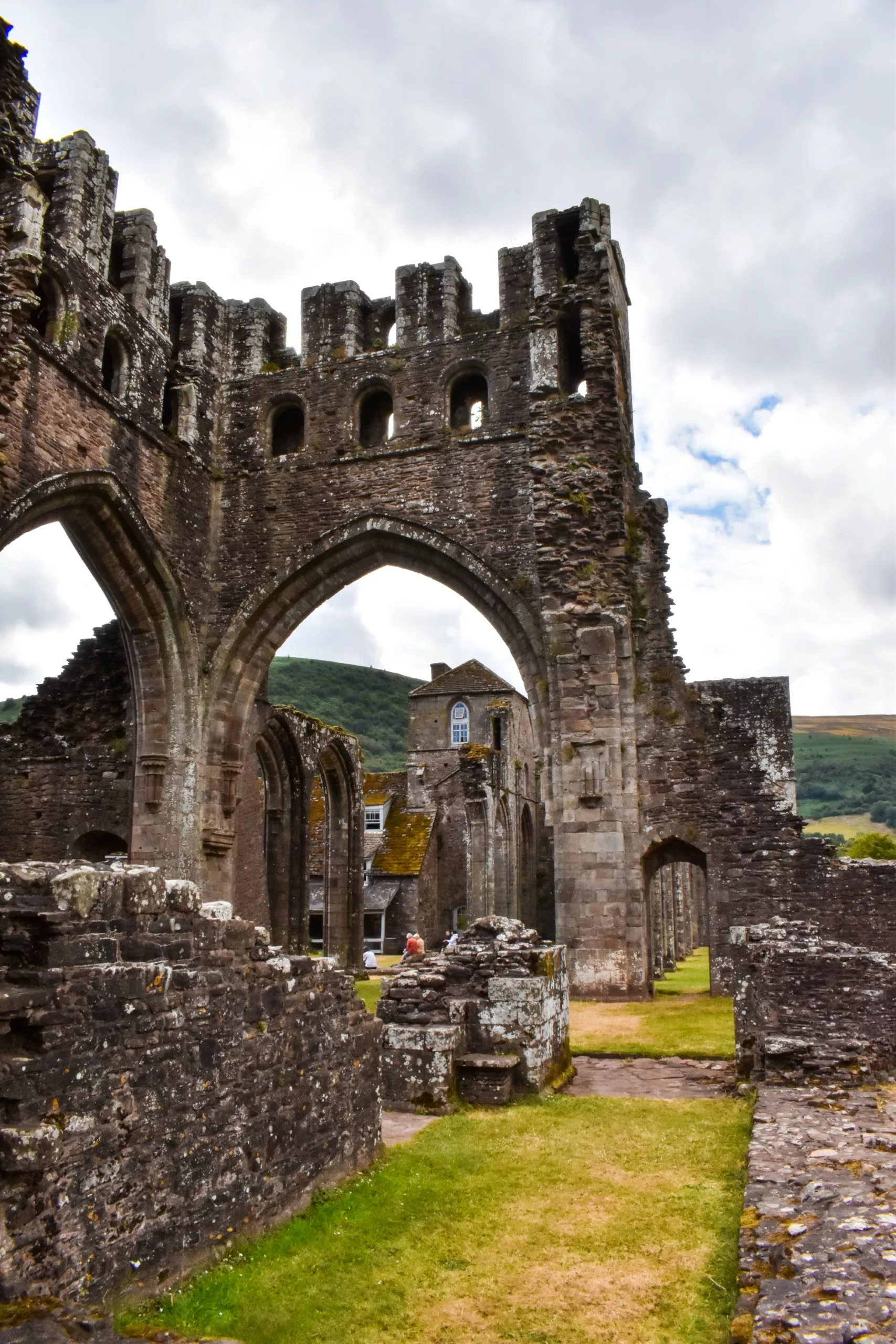 Les ruines en pierre de l'abbaye de Llanthony, un site à visiter au Pays de Galles, se caractérisent par leurs murs voûtés et leur cour recouverte d'herbe.