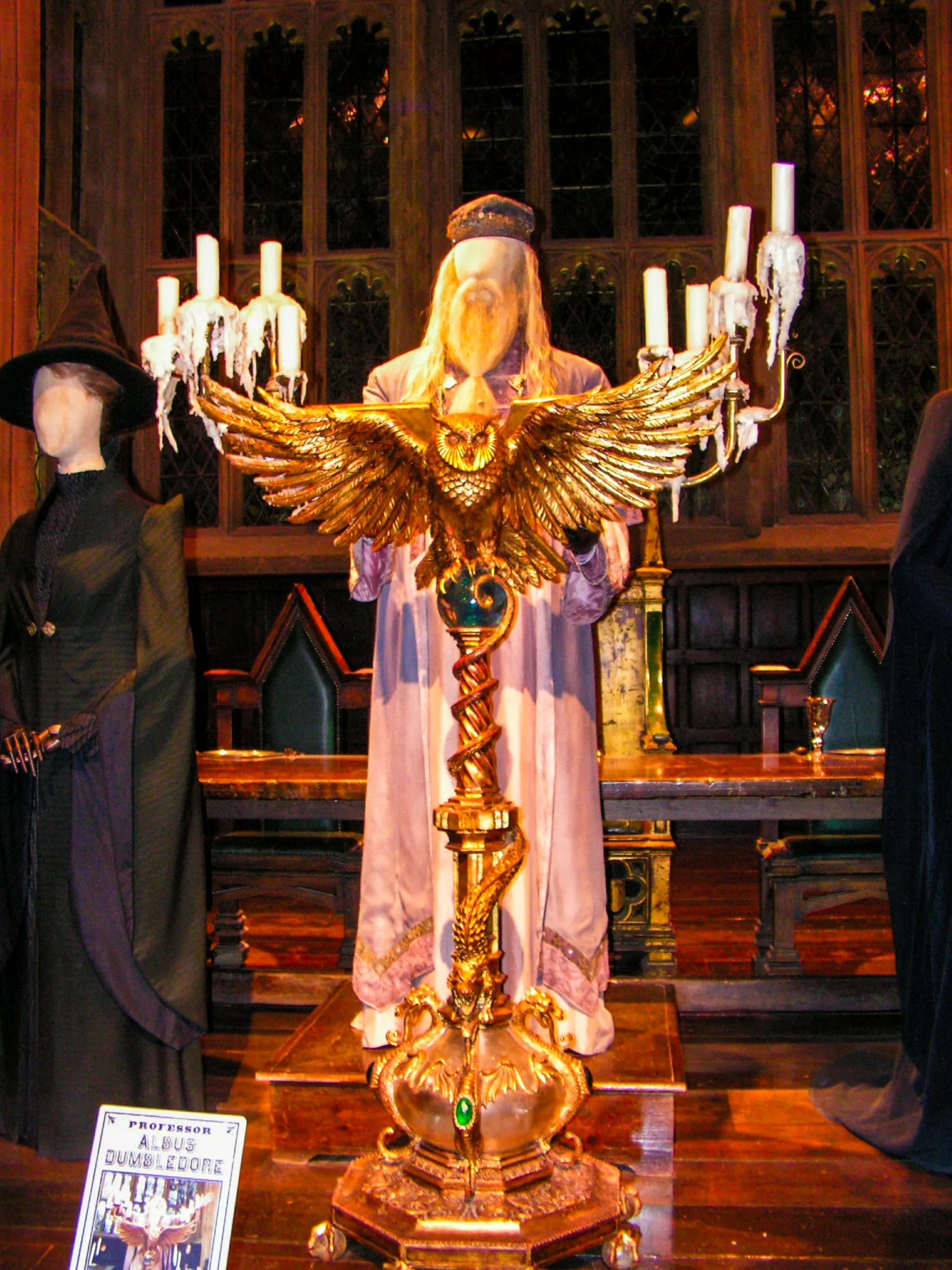 Des mannequins représentant le professeur McGonagall et Albus Dumbledore se tiennent derrière un pupitre doré en forme de chouette aux Studios Tour de Londres