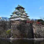 Le château d'Osaka, qui se dresse au-dessus de ses imposants murs de fondation en pierre et de ses douves.